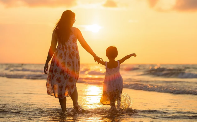 mamma figlia sole mare